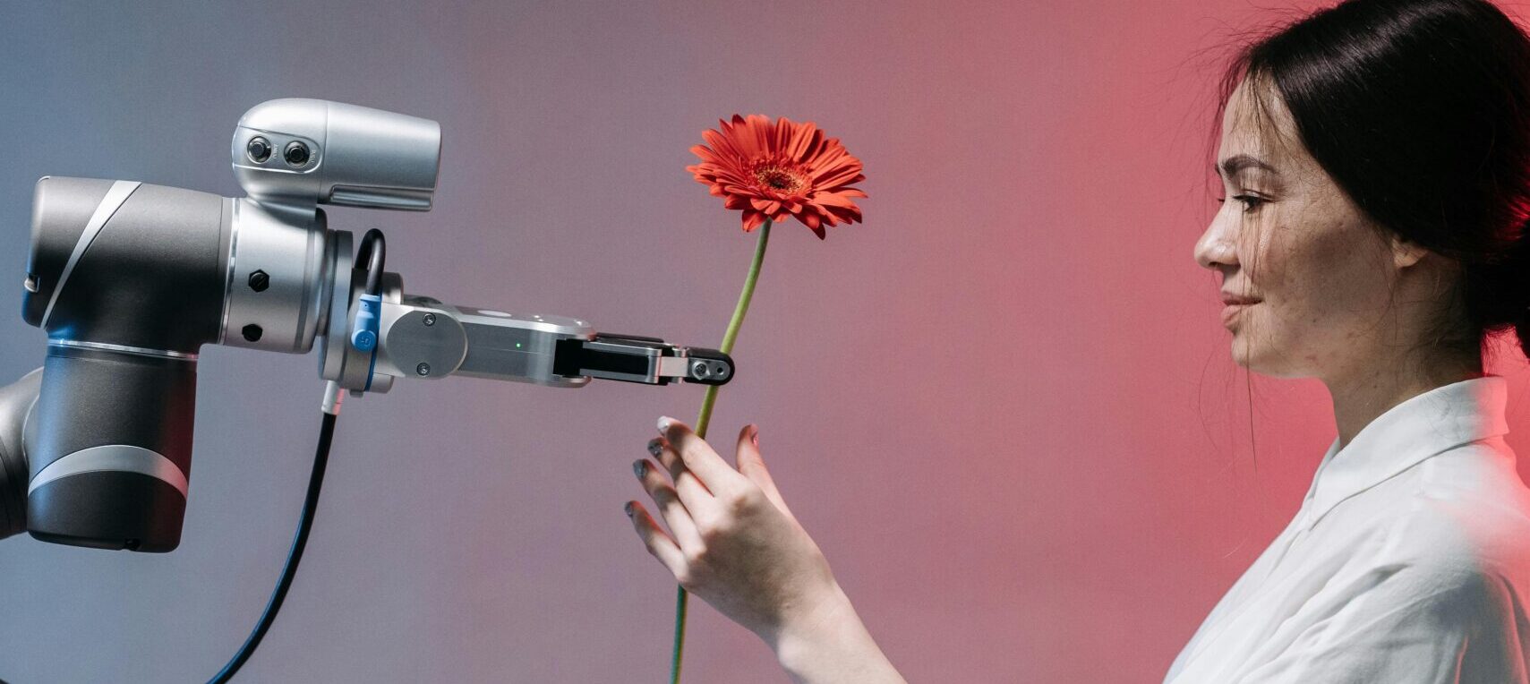 vrouw krijgt bloem van robotarm