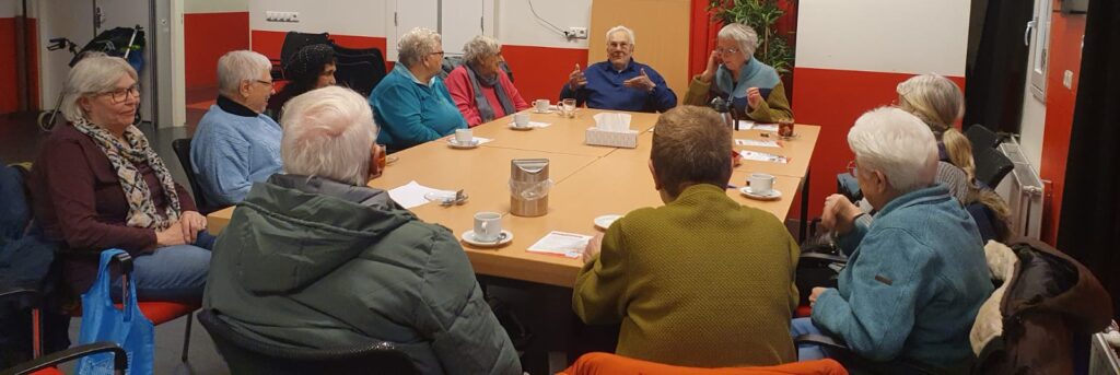 Een groep mensen met elkaar om tafel